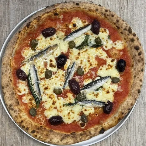 Neapolitano pizza from above